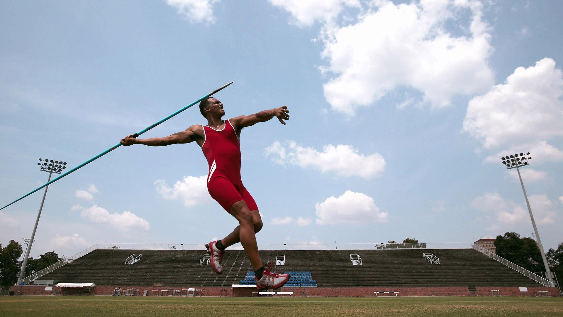 海滩瑜伽晨练，享受海风中的静谧时光，海边瑜伽体式